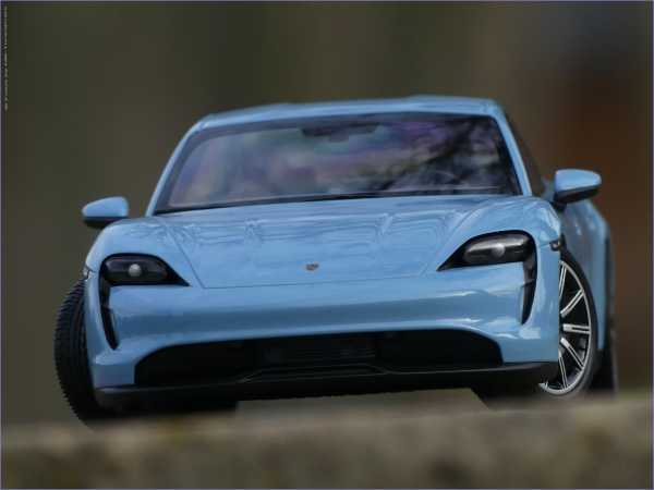 1:18 Porsche Taycan 4S Frozenbluemetallic inkl. OVP